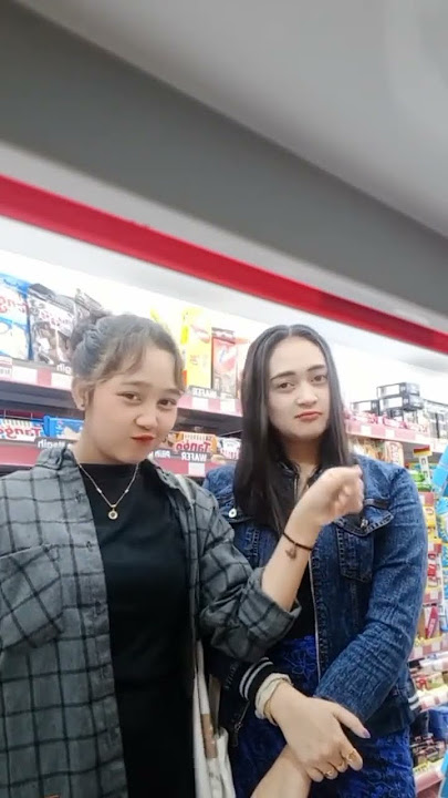 Sarti dan Dewi Baduy Dance di Supermarket