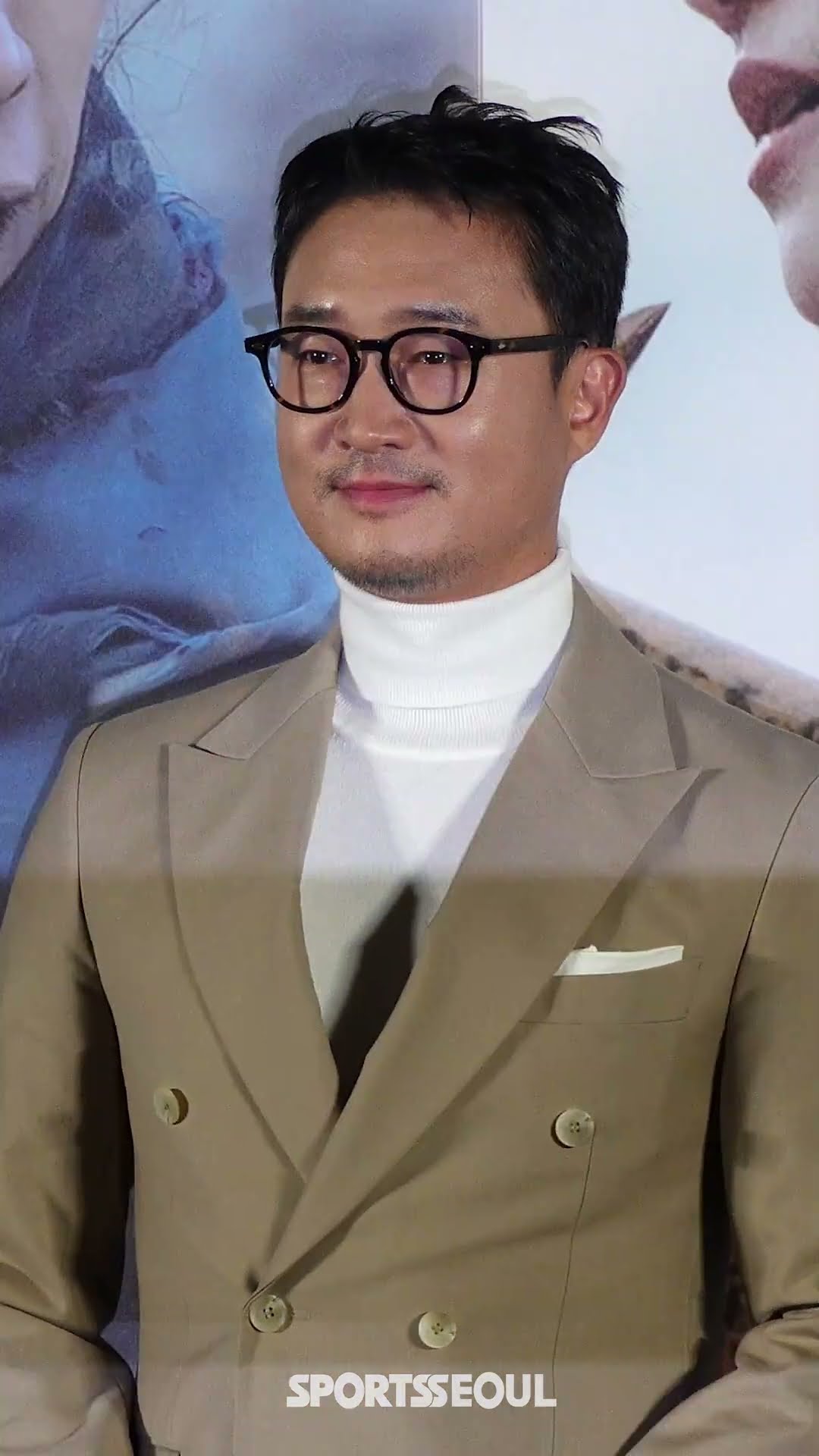 조우진, '부드러운 미소로~'