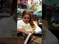 ela procurando até embaixo da orelha do livro 🤣