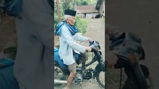 entah siapa yang salah❓ kakek nyungsep saat naik motor #ngakak #kakekviral #naikmotor #lucu #shorts