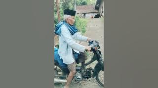 entah siapa yang salah❓ kakek nyungsep saat naik motor #ngakak #kakekviral #naikmotor #lucu #shorts