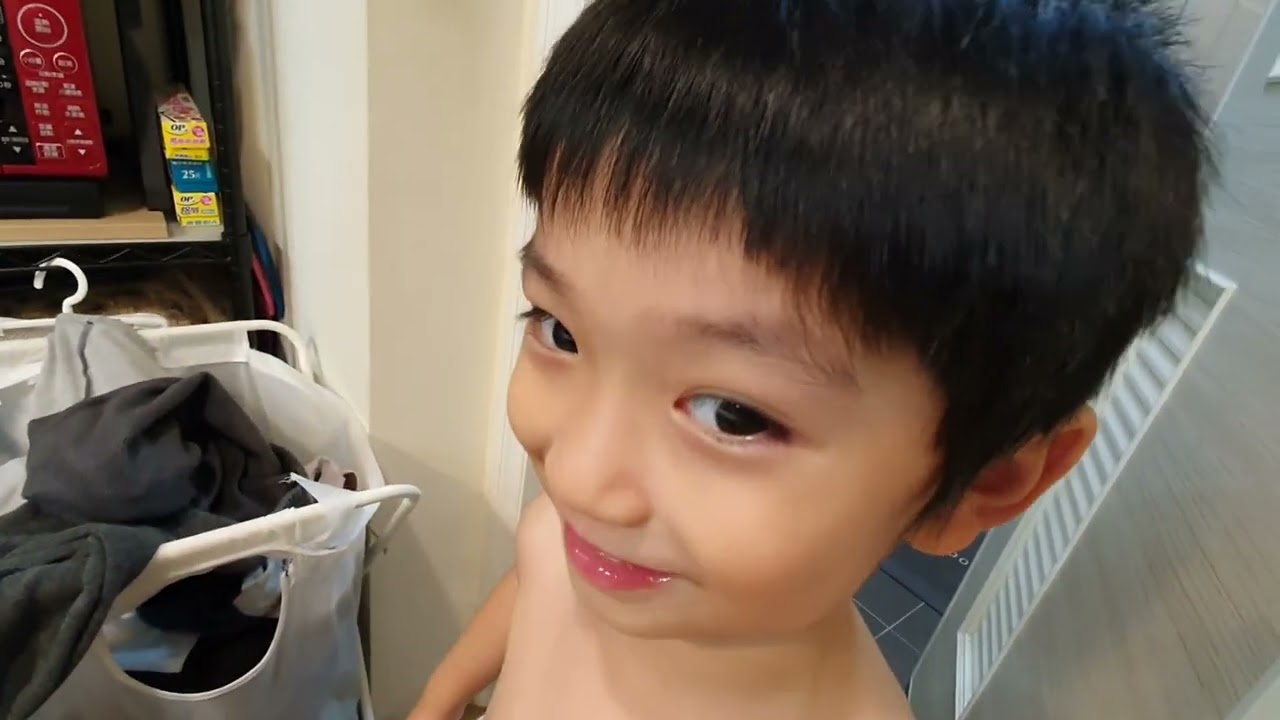 弟弟會自己脫衣服，洗澡衝去放哥哥做的小紙船｜咚4y2m4d 桐10y11m