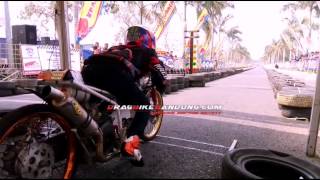 Download lagu Detik Detik WIWI MUNGIL Terjatuh Dari Motor Drag Detik Detik WIWI MUNGIL Terjatuh Dari Motor Drag