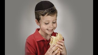 אכילת דגים עם לחם שחומם על סיר בשרי