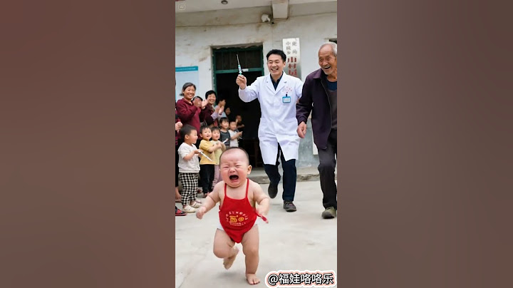 The baby was given a vaccination in the village, and the baby was afraid of the injection and ran