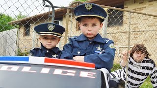 Little Heroes look for Sketchy Mechanic at the park