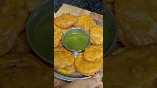 Baarish wala Crispy Aloo Pakora! 🌧️🤤 #Shorts #AlooPakora