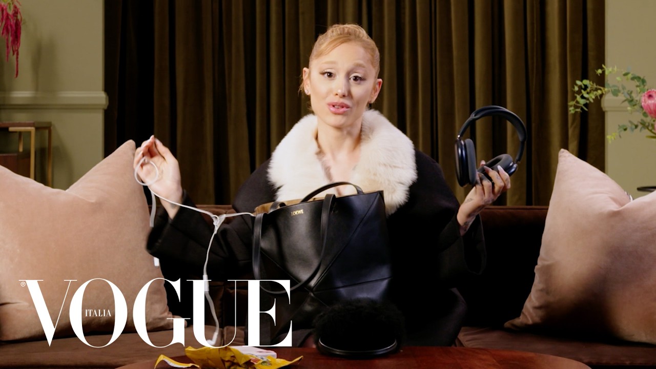 Ariana Grande rivela cosa custodisce nella sua borsa | In the Bag