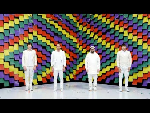 相変わらず圧巻の映像美！567台のプリンターから出力されるペーパー