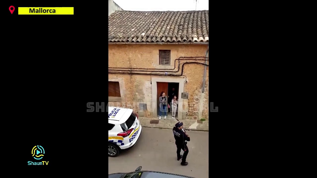 Spanish police officers sing to families on lockdown in Mallorca