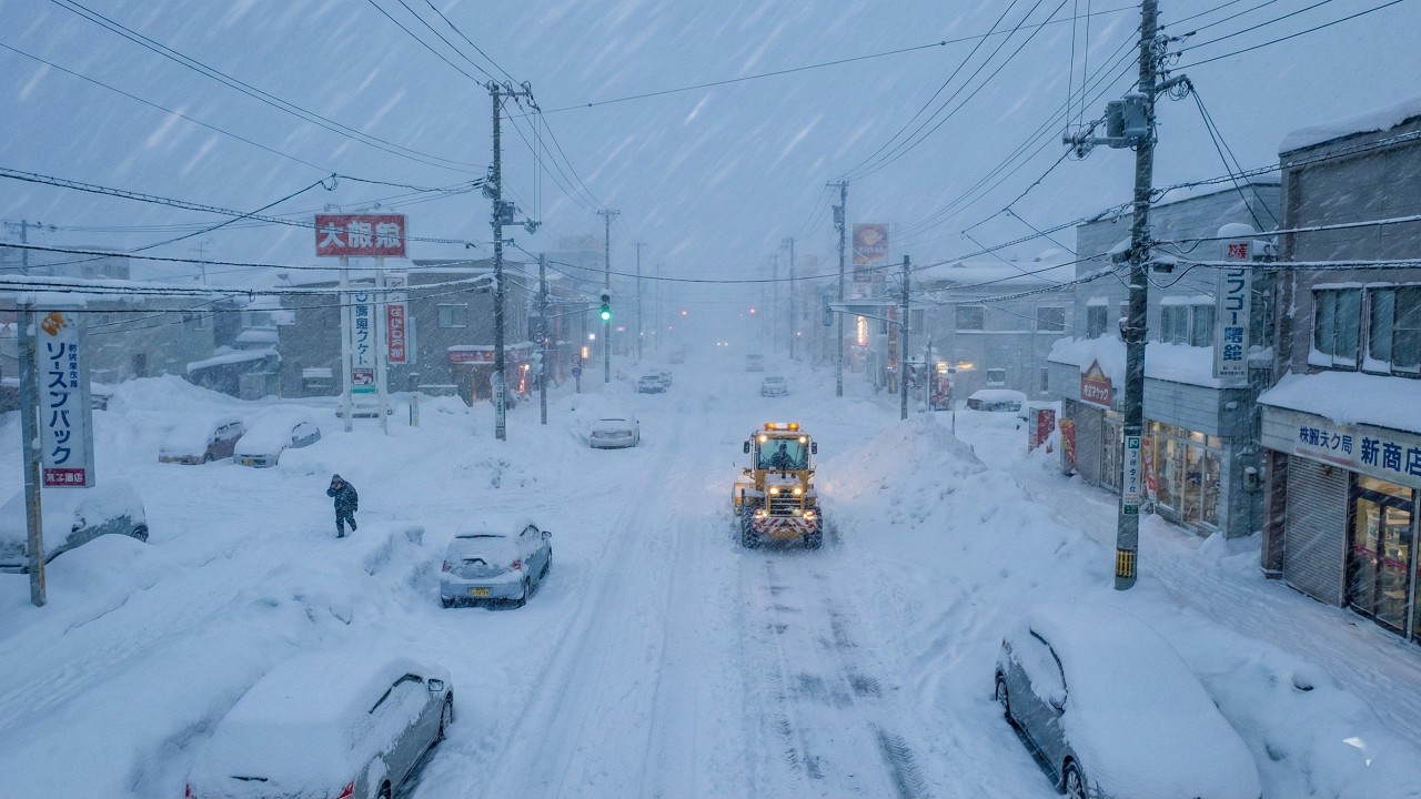 ❄️ Снежная буря в Японии парализовала Аомори — рекордная метель засыпала дома, автомобили и целые...