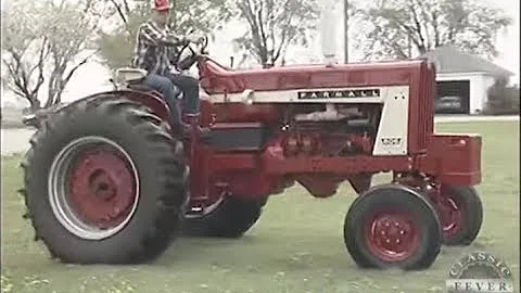 Kolik koní má traktor Farmall 806?