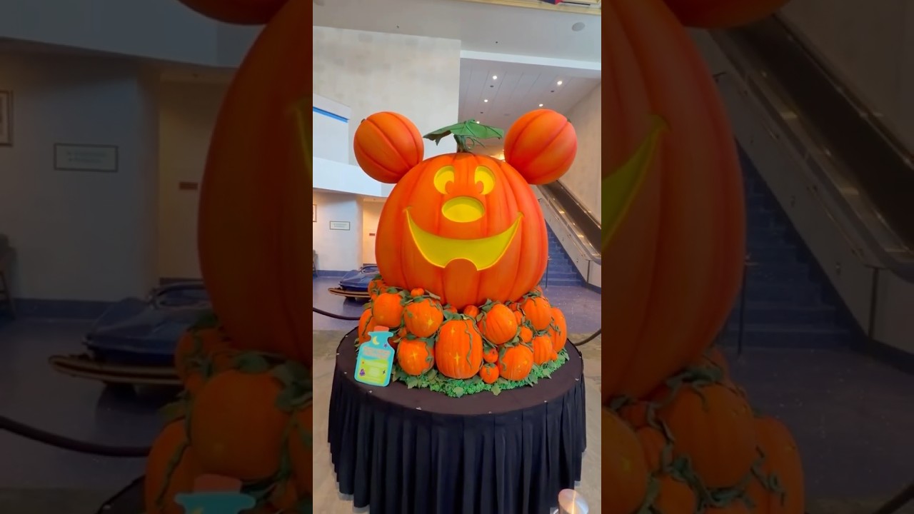 What a GREAT Mickey pumpkin display at the Disneyland Hotel!