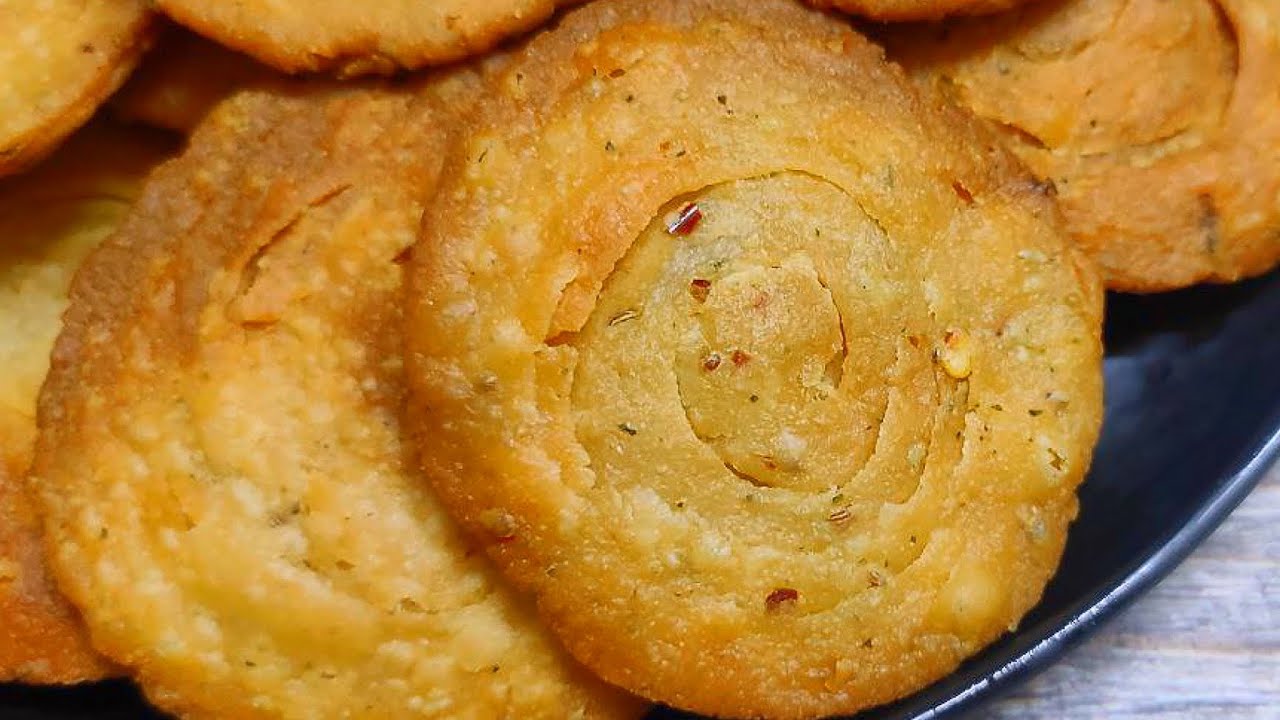 शाम की  चाय हो या सूबा का नाश्ता 1 cup गेहूं के आटे से बनाइये मठरी - namkeen recipe - snacks recipe