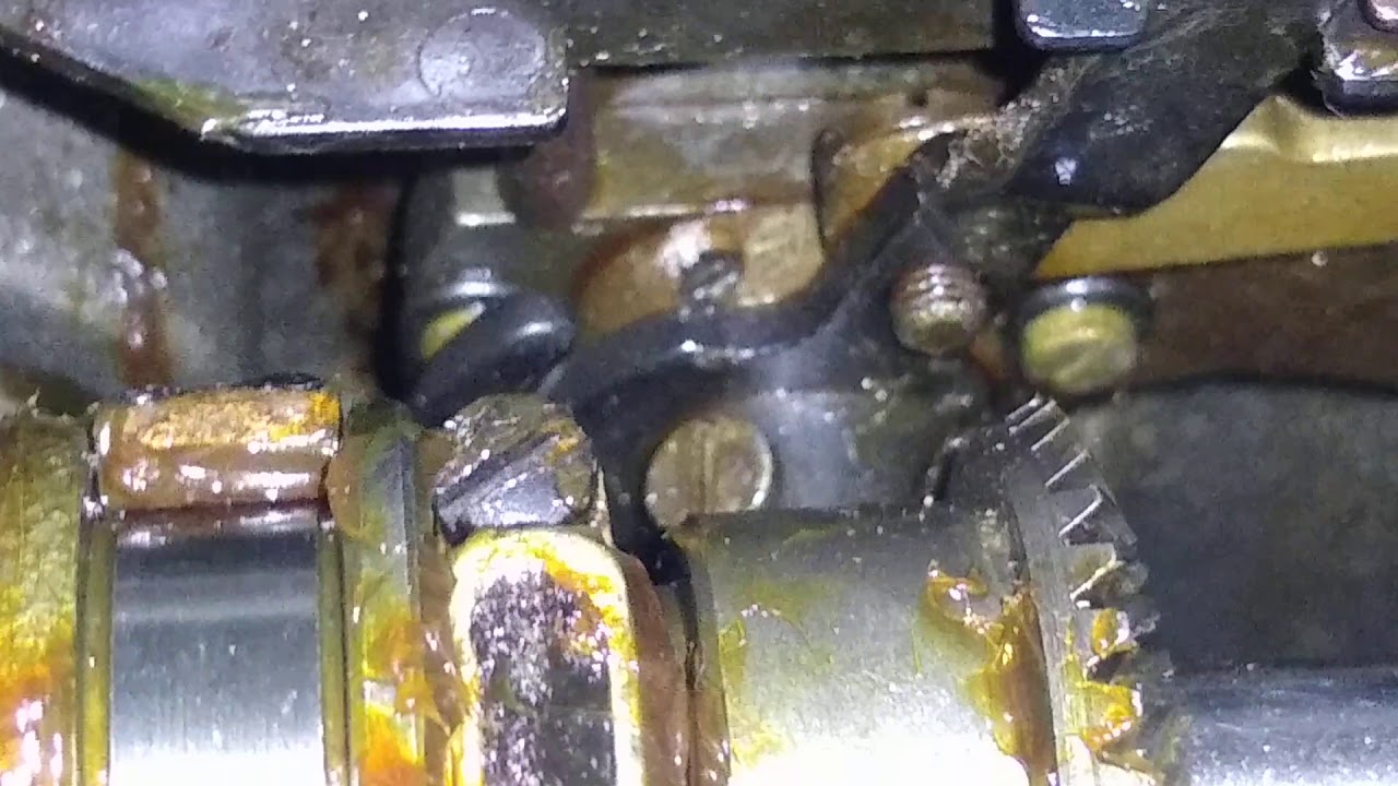 Máquina semi industrial Zig Zag e reta , mais detalhes sobre o botão que move a agulha.