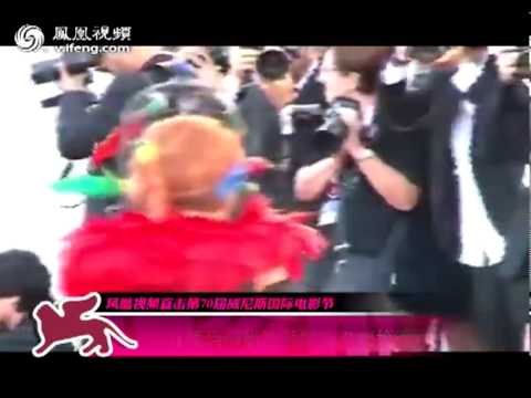 设计师玛瑞恩鸡毛围巾鸟笼抢镜亮相