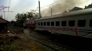 Kereta Api Fajar Utama Jogja melintasi Cibitung dengan tujuan Stasiun Pasar Senen