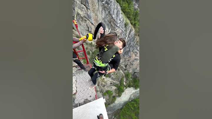 Saut pendulaire à 190m de haut 😮 #bungyjump #switzerland #couple