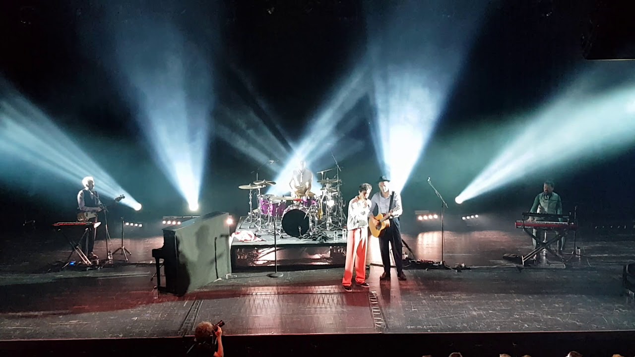 MIKA talking about Paloma + singing Paloma @ Tivoli, Utrecht