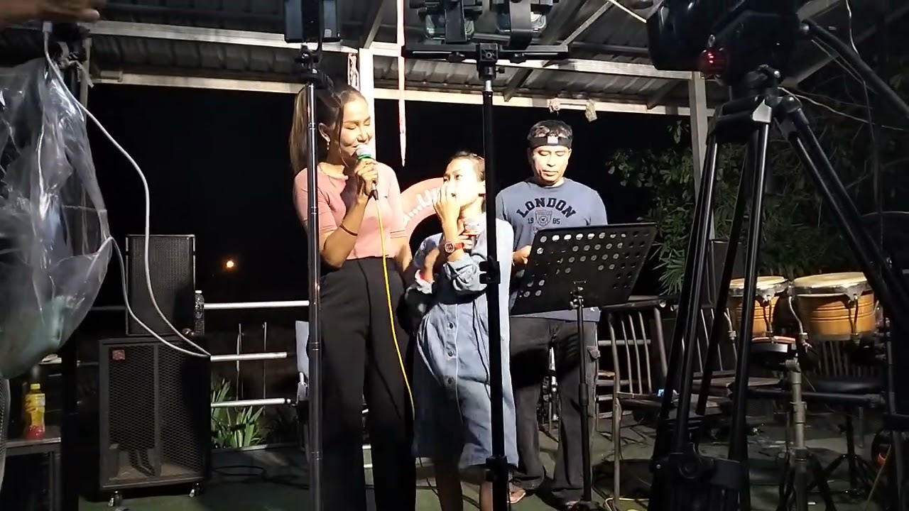 เบิ่งหมาดคนคุมเครื่องธิดาลาว