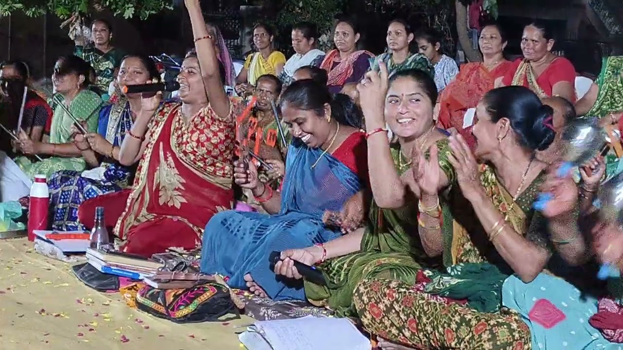 કાના તારો ફોટો ભુલી ગઈ બજારમાં , કૃષ્ણ મહિલા મંડળ ,સ્વર, શિલ્પાબેન અને અલ્પાબેન .ભજન નીચે લખેલું છે.