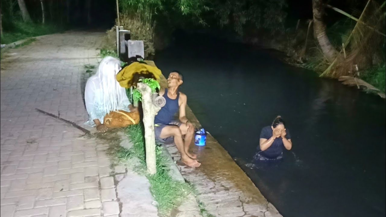 Prank Hantu Nenek Gayung Paling Laknat || Funnies Ghost Trap