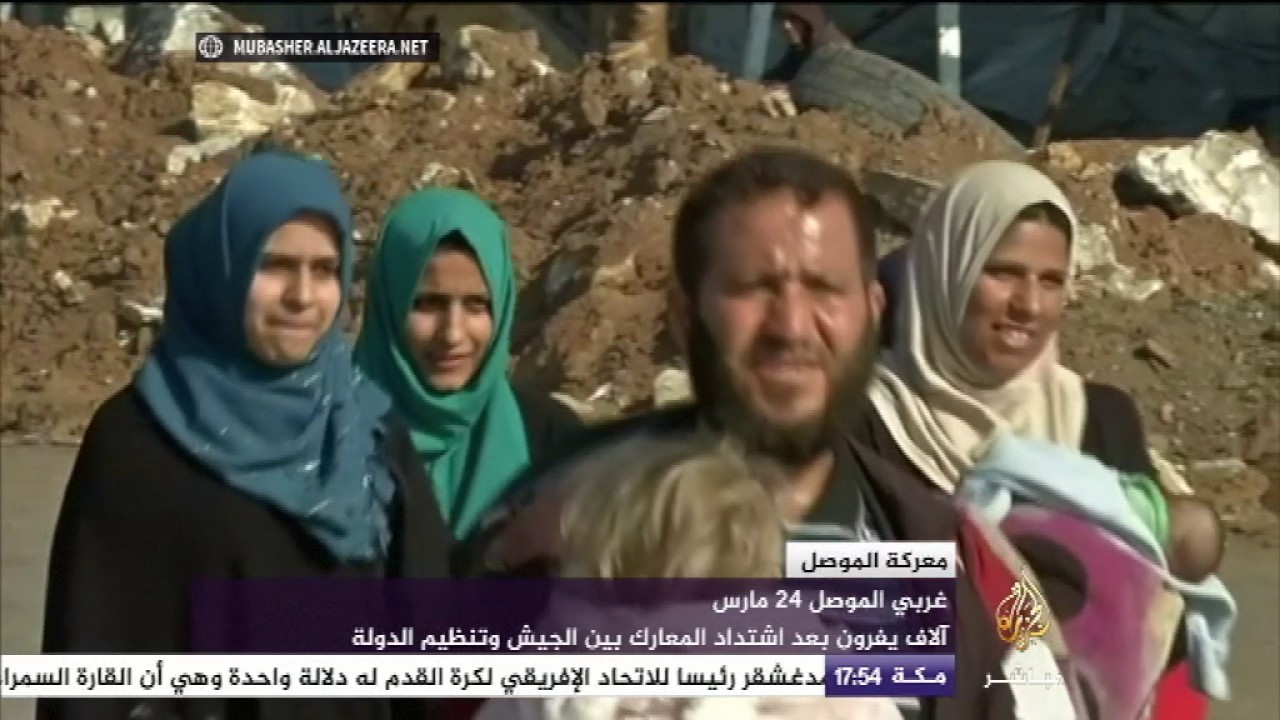 معركة الموصل || متطوعون يساعدون في انتشال الجثث من تحت الأنقاض جراء القصف
