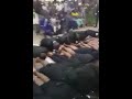 قسيس بروتستانتي يمشي على مؤا خرت السيدات اللاتي يفترشون الارض