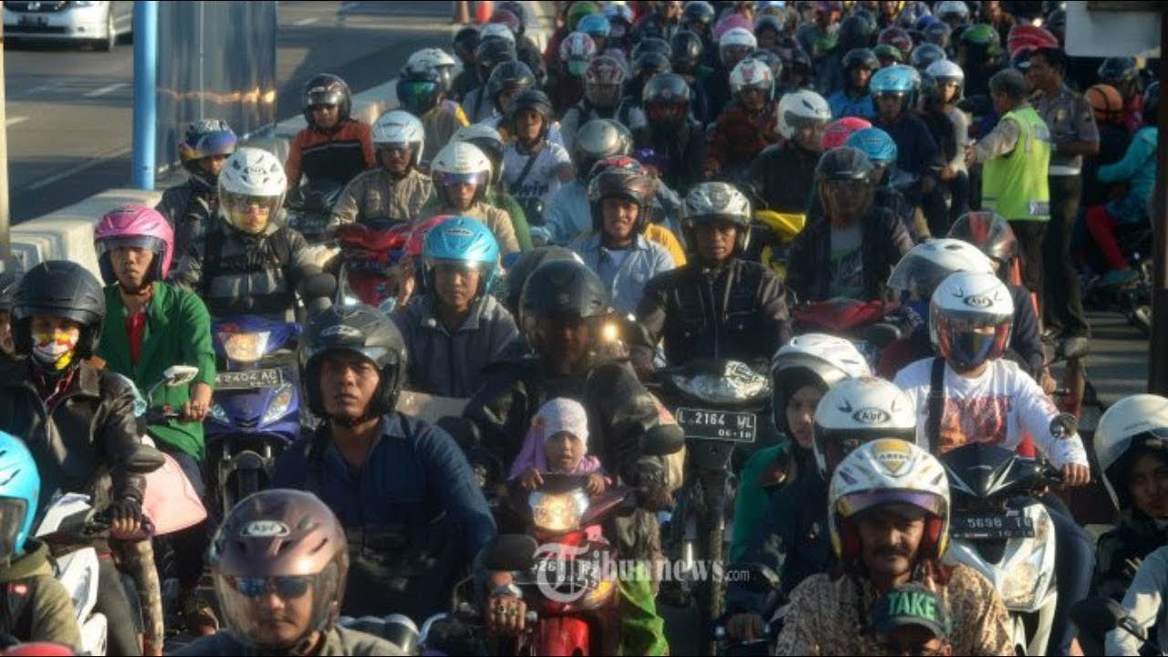 Antrean Panjang di Pintu Masuk Tol Jembatan Suramadu Sepanjang Hampir 1
