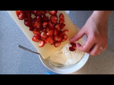 Video: Wie Man Schokoladenkörbe Mit Erdbeeren Und Sahne Macht