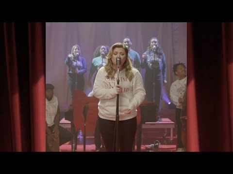 Kelly Clarkson - Christmas Isn'T Canceled