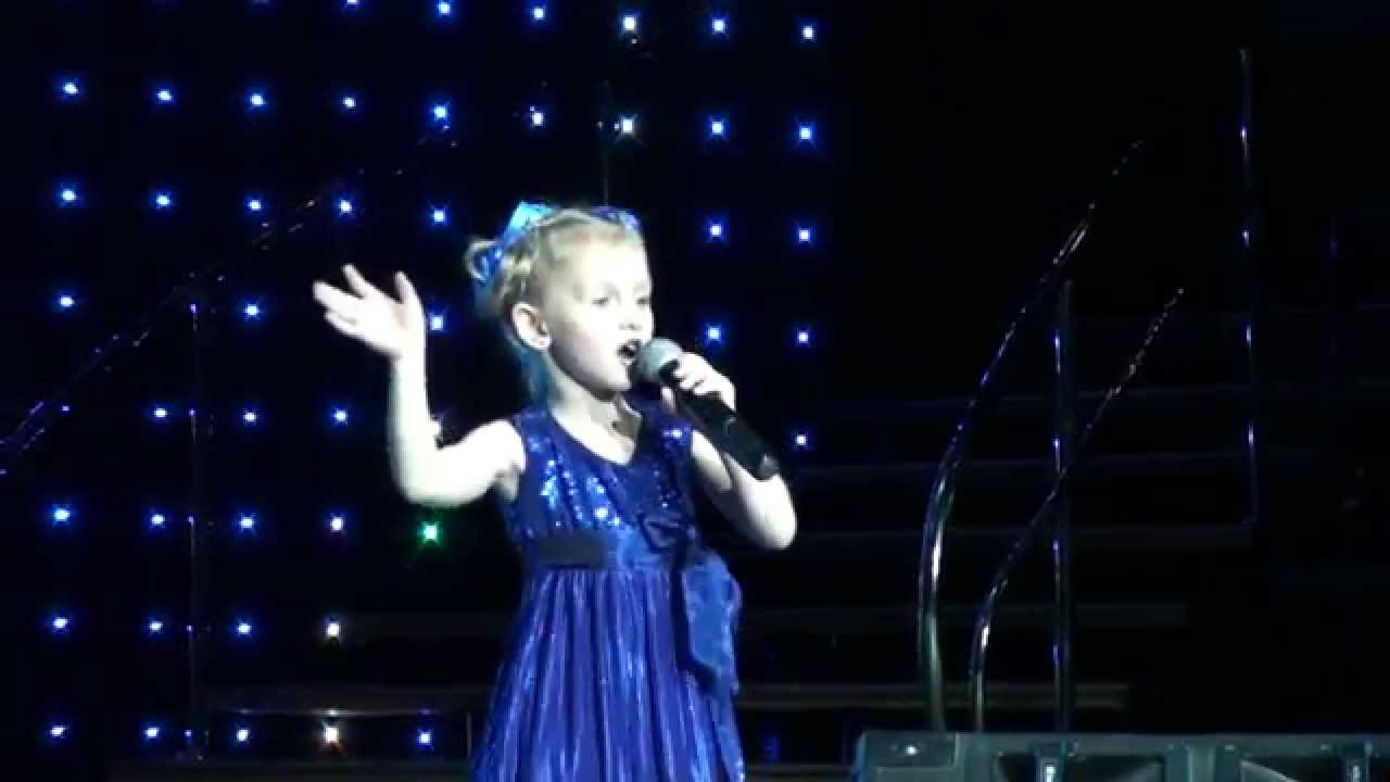 Песня маленькие дети видео. Маленькая девочка поет на сцене. Девочка 2 года поёт на сцене. Девочка 5 лет на сцене поет.