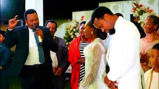 LEMA AZUA BALAA KANISANI WAKATI WA  HARUSI YA DADA YAKE APOKONYWA MIC KISA KUONGELEA SIASA