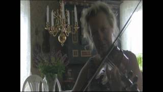 Video thumbnail of "Riksspelman Eiwor Kjellberg spelar sin vackra Elinors vals på fiol. Swedish Folkmusic"