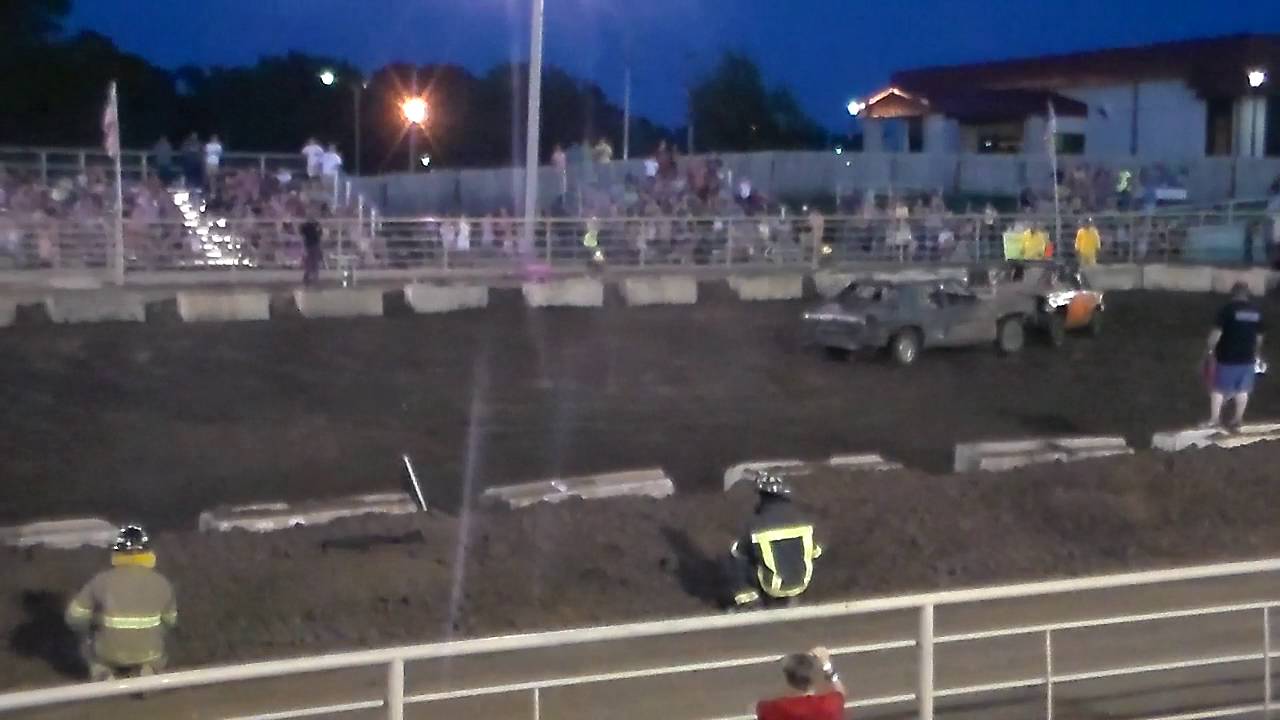 Oswego KS Demolition derby 2016 (youth heat) YouTube