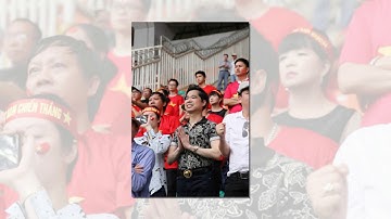 Ngọc Sơn cùng học trò Michael Lang trên khán đài sân Pakansari Indonesia