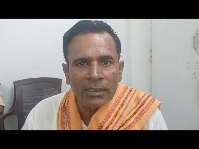 मंत्री नंद किशोर राम ने किया गृह प्रवेश करने के बाद उनके साथ के लोग  मीडिया  से बात करते हुए  l