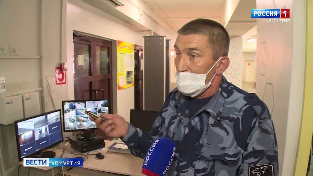 Работа охранник удмуртия. Охранник. Охранник чоп. Рабочее место вахтера. Задержание сотрудниками полиции.