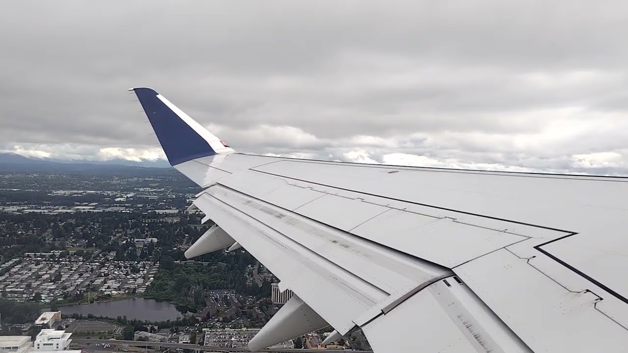 2025年6月22日。シアトルタコマ空港を離陸するデルタ航空DL4155便からの眺め
