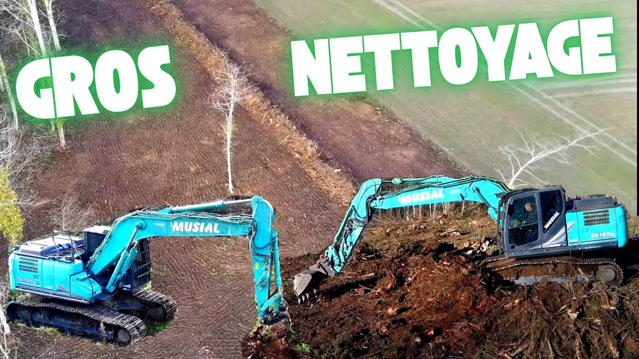 Chantier de nettoyage d'une parcelle avant la plantation...essouchage et mise en andains 