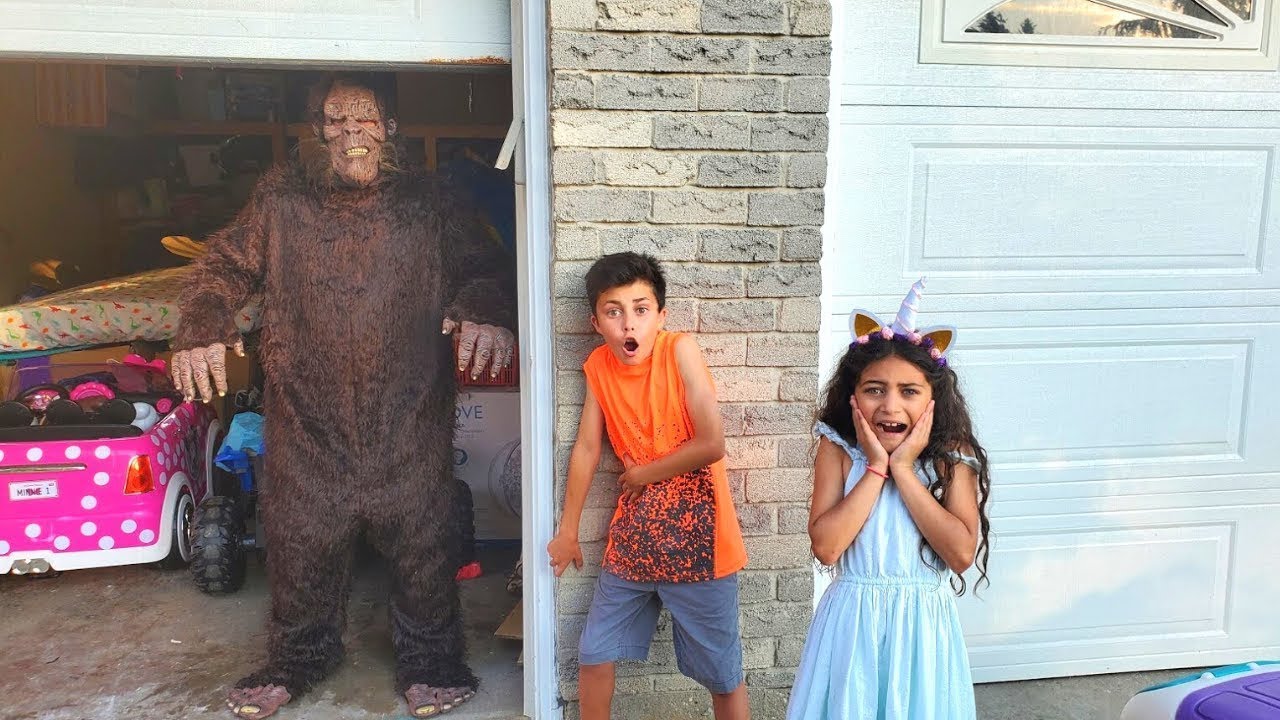 एक गैरेज में एक राक्षस के बारे में एक मजेदार कहानी। Heidi & Zidane के साथ लुकाछिपी खेलें