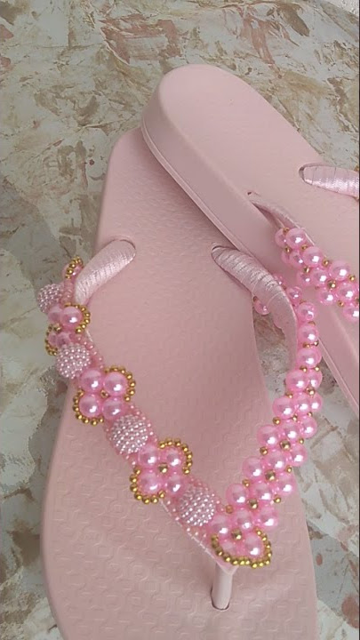Chinelo decorado com pedraria, strass e pérolas - Lindos #chinelos