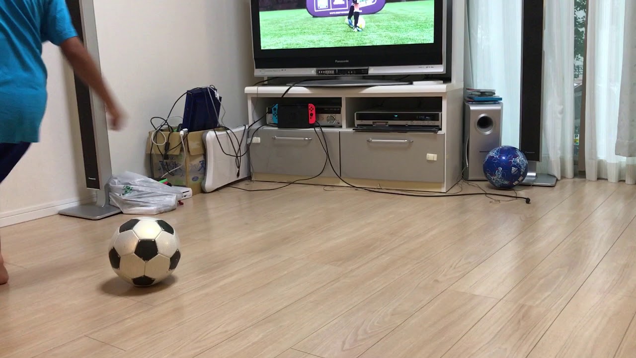 サッカー自宅コントロール練習 ひたすらうちまたぎ Youtube
