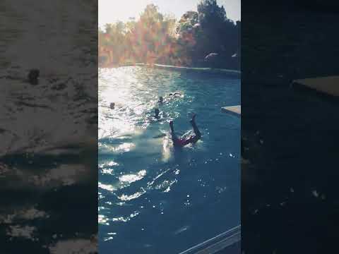 يا بحر يا ابو البحور موجك لعب بيا عشمتني بالسمك نزلتله انا المياه 