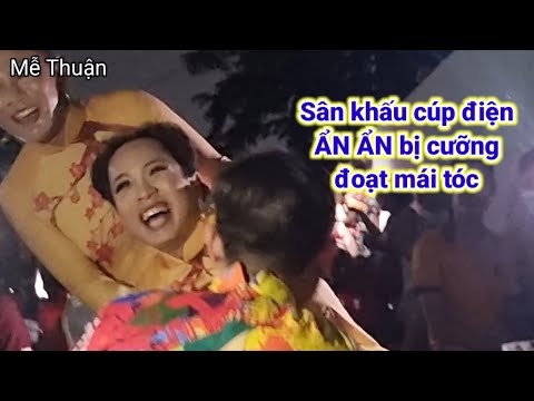 Video Sân khấu bị cúp điện, ẨN ẨN bị cướp mất mái tóc lòi... - youtube