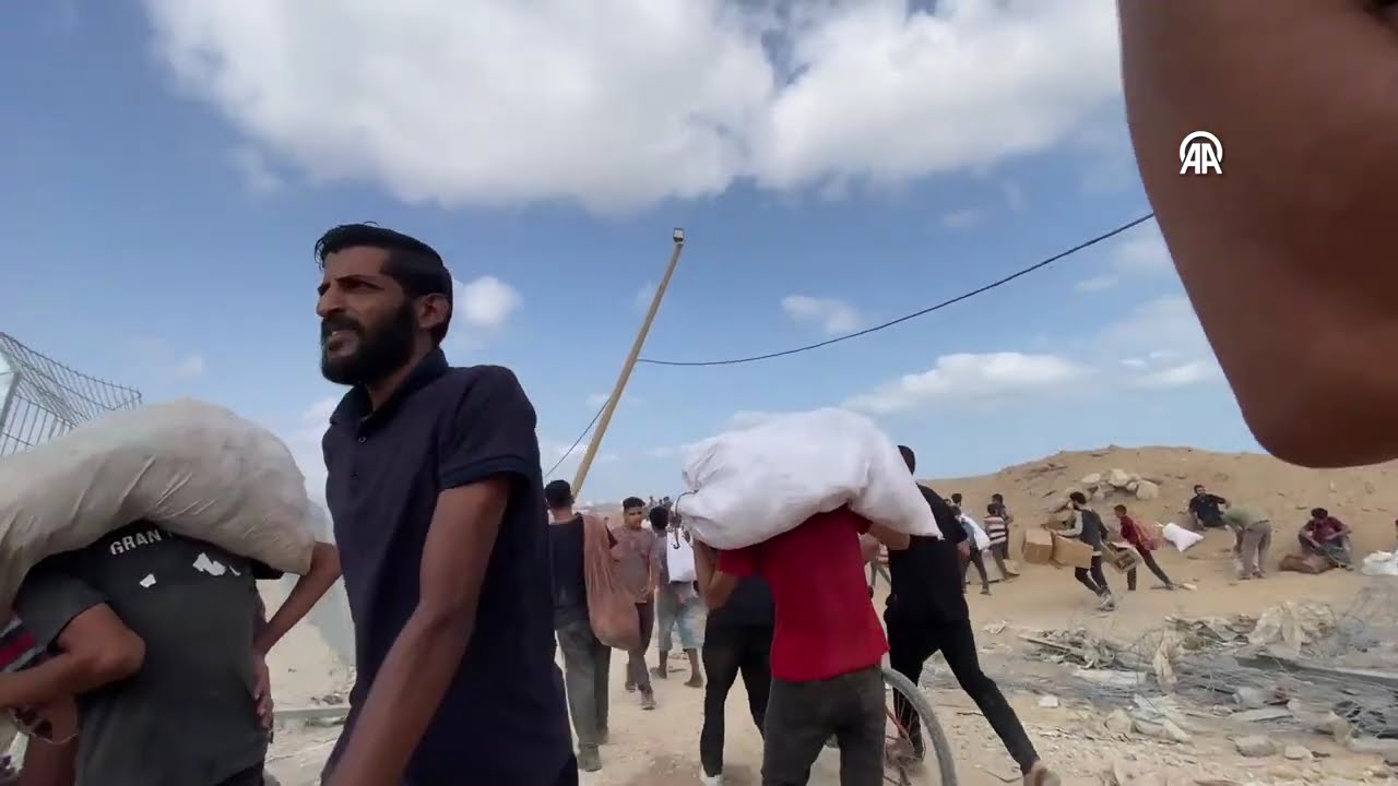 Palestinians running toward the distribution point near the Netzarim Corridor