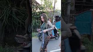 Awas ada janda pirang lewat