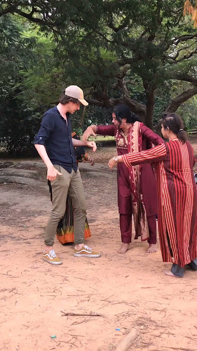 Indian aunties teach me how to dance 🇮🇳 ❤️