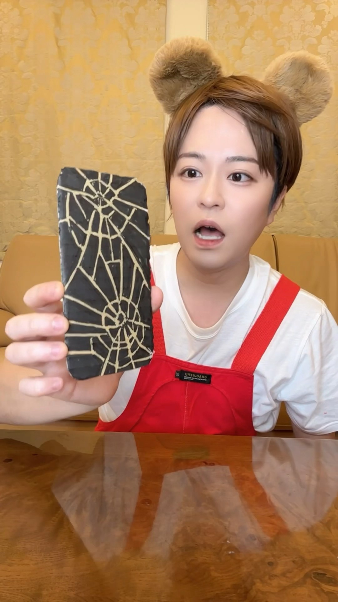 CLEAN THE BROKEN IPHONE ON THE CARDBOARD！#asmr