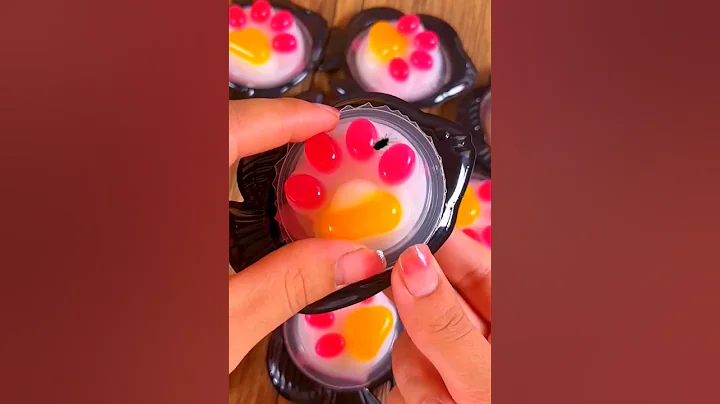 Bear paw jelly with popping candy inside, it tastes QQ bouncy, and the popping candy